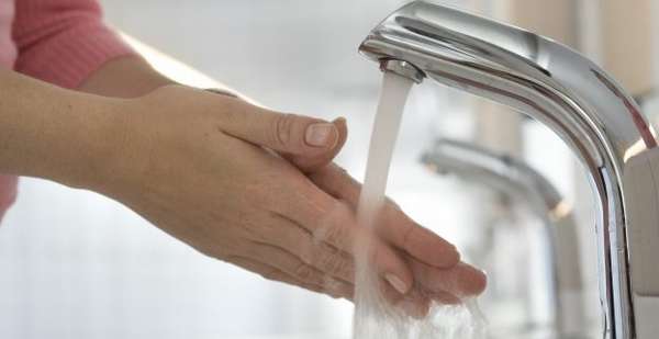 женщина моет руки